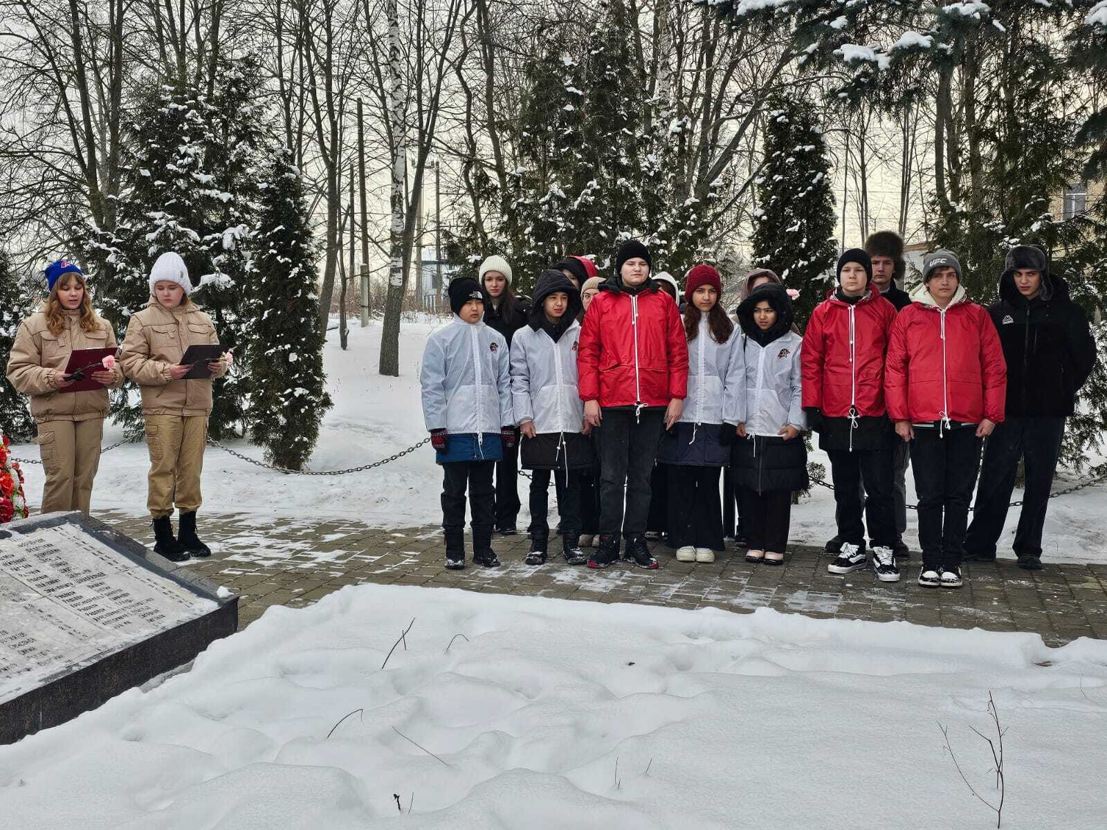 Торжественная церемония возложения цветов.